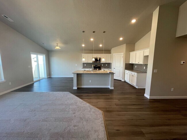 Building Photo - 4 bedroom 2 bath large loft area upstairs / All bedrooms downstairs
