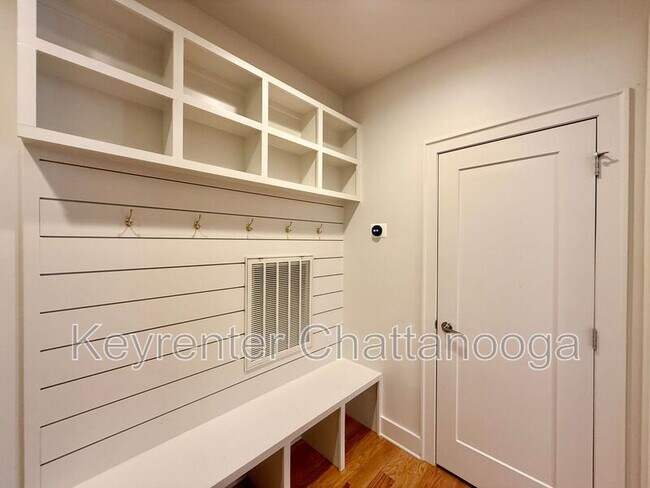 Building Photo - 8925 Pine Ridge Rd