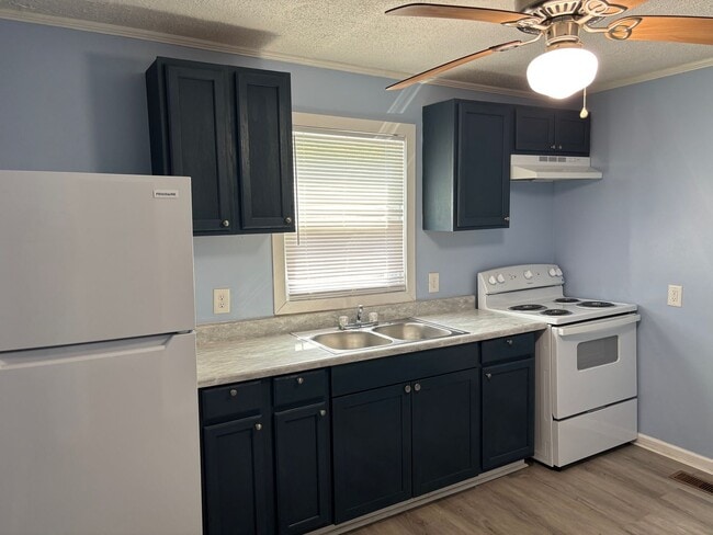 Building Photo - 2 BED 1 BATH HOME