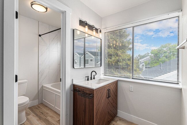 Building Photo - Spacious 1 Bed 1 Bath LOFT in the heart of...