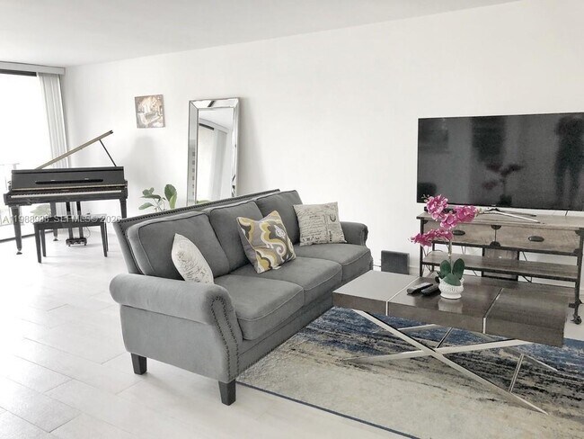 Building Photo - 400 Leslie Dr