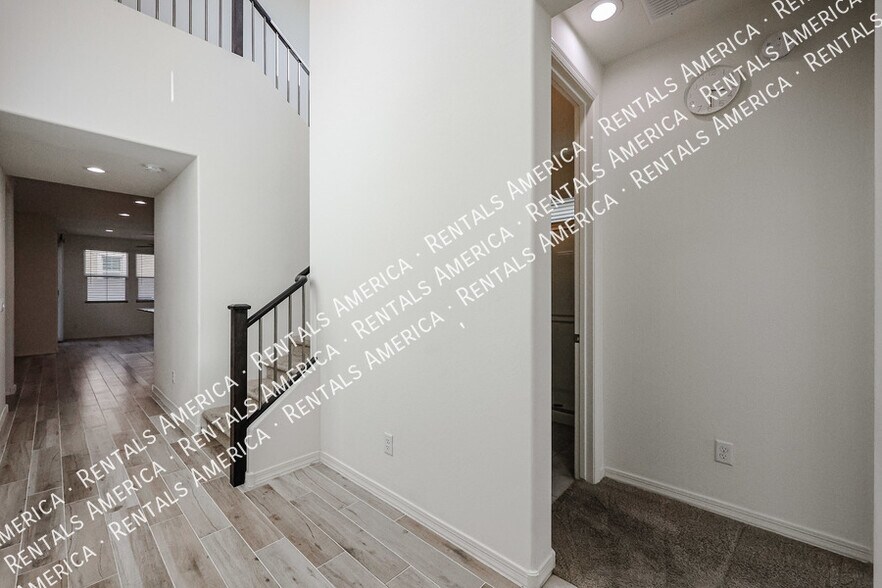 Building Photo - 1095 S Sunset Dr
