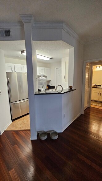 Building Photo - 501 Knights Run Ave