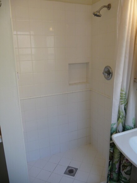 Building Photo - 435 1/2 N Sierra Bonita Ave