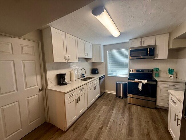 Building Photo - Charming Coastal Cottage with Huge Fenced Yard & Smart Tech!