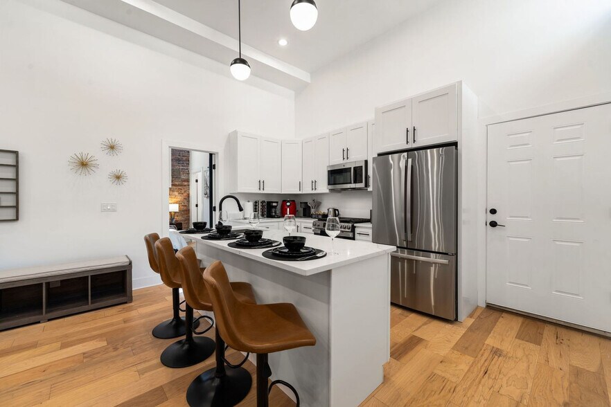 Building Photo - 1941 W Augusta Blvd