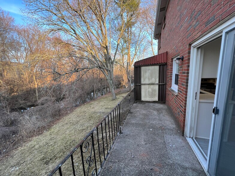 Building Photo - 80 Pond St