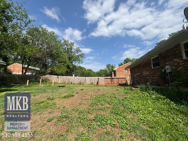 Building Photo - 4706 Casper Dr NE