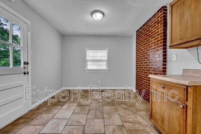 Building Photo - 920 Parkway Dr
