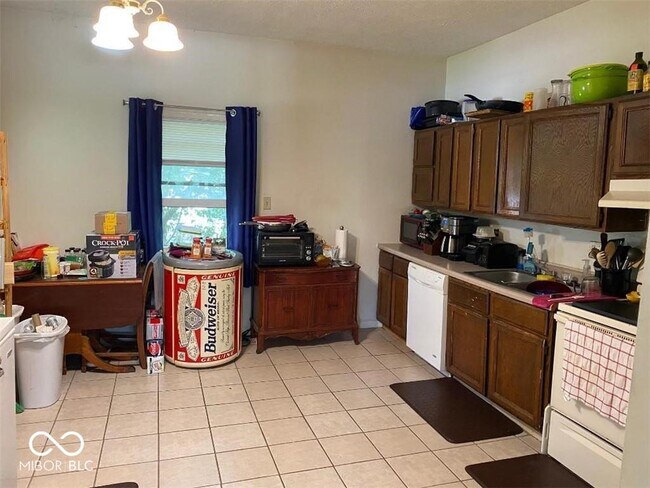 Building Photo - 741 N Rangeline Rd