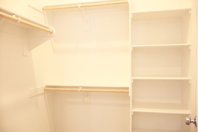 Building Photo - "Chic 1-Bedroom Retreat with Spacious Living in Valencia – 915 Sq Ft of Comfort!"