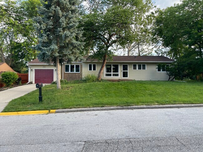 Building Photo - 2018 Greenbriar Cir