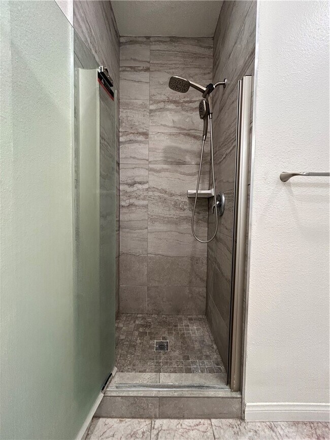 Building Photo - 533 S St Andrews Pl