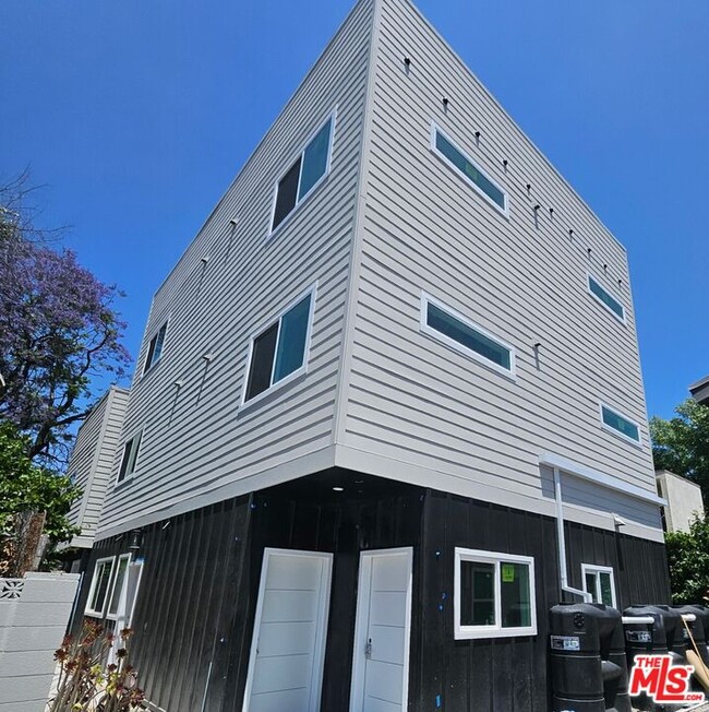 Building Photo - 11839 1/2 Runnymede St