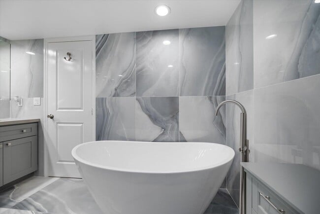 Building Photo - 13400 Polo Rd W