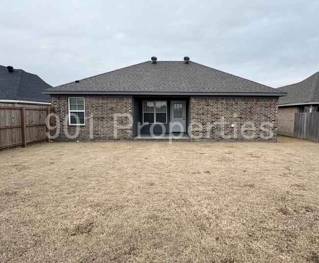 Building Photo - 565 Fernwood Dr