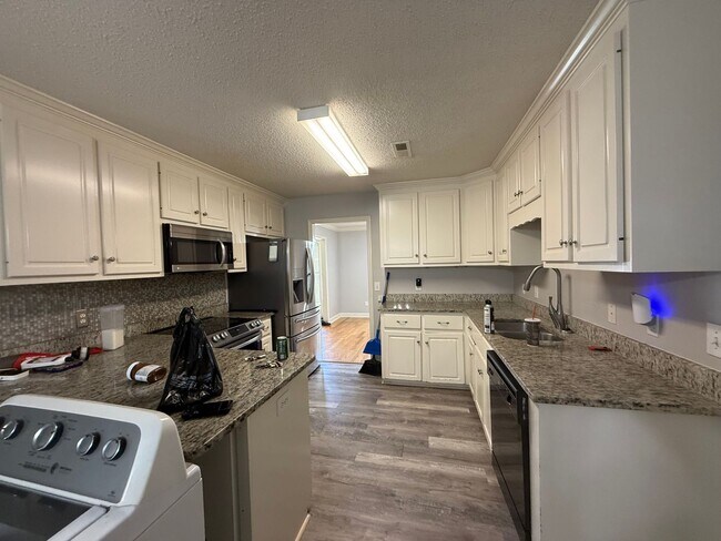 Building Photo - 4/2 Home Available Now!