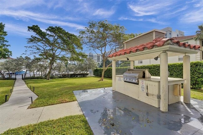 Building Photo - 3200 Port Royale Dr N