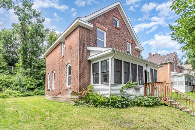 Building Photo - Charming 3 Bedroom | 1 Bathroom