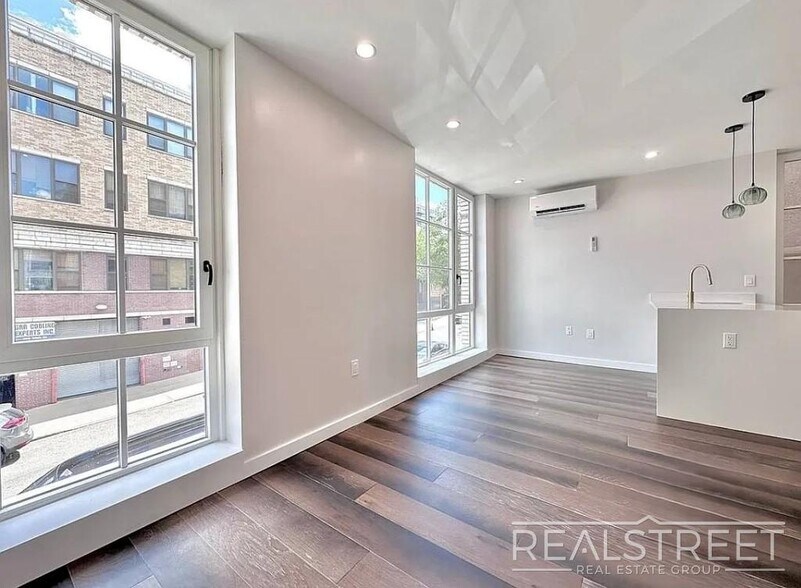 Building Photo - 1BR in Sunset Park/South Slope | Sunlit, Spacious & Pet-Friendly