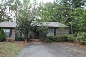Building Photo - 806 Beech Dr