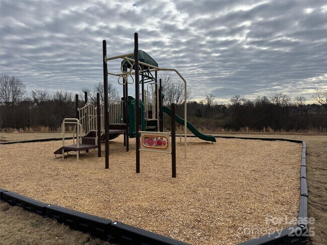 Building Photo - 3062 Weddington Pointe Dr