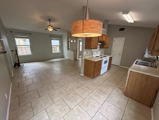 Building Photo - Well Maintained One-Story in Westchase | No Carpet + New Pergola + Prime Location