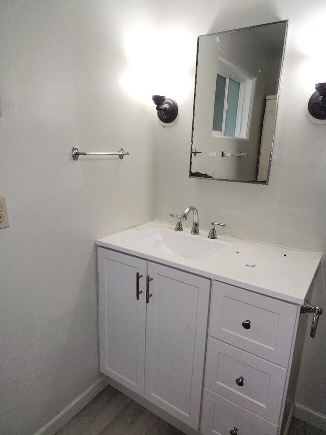 Building Photo - 3 bedroom 1 Bath House on Well