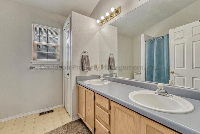 Building Photo - 1524 Shane Cir