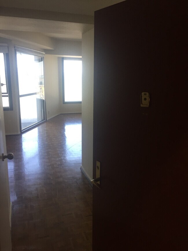 Building Photo - Enjoy sweeping views of the bay and Golden...