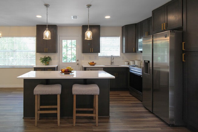 Building Photo - 5897 Somerset Dr