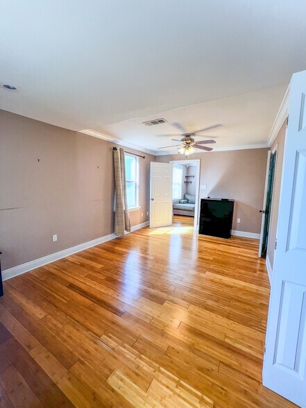 Large primary bedroom - 5717 Pasteur Blvd