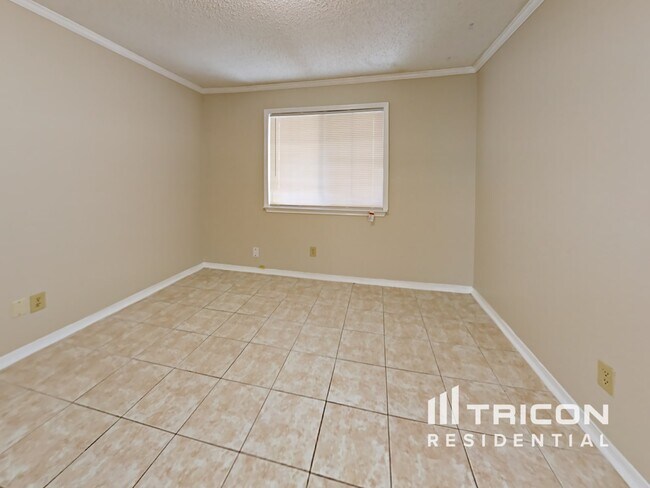Building Photo - 6810 Maple Lk St