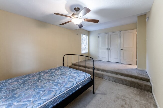 Building Photo - 422 River Oaks Dr