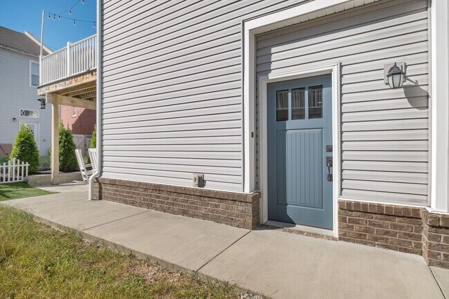 Building Photo - Luxury 3-Bedroom, 4-Bathroom House in Sout...