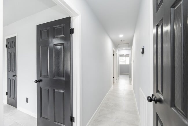 Building Photo - 1109 E Columbia Ln