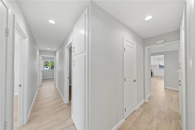 Building Photo - Riverside