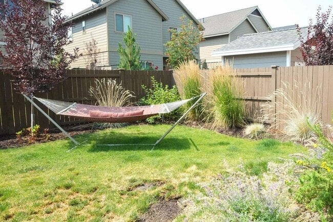 Building Photo - Newer construction / Community pool