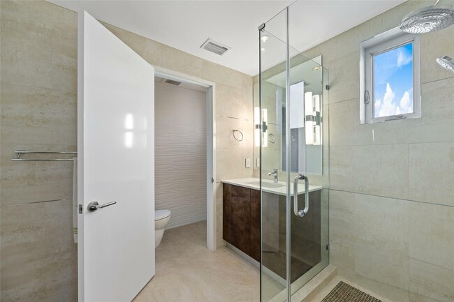 Building Photo - 3300 NE 39th St