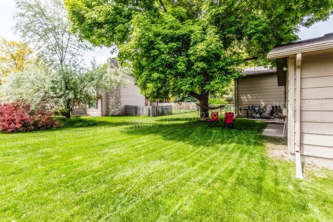 Building Photo - 915/917 Camelot Court