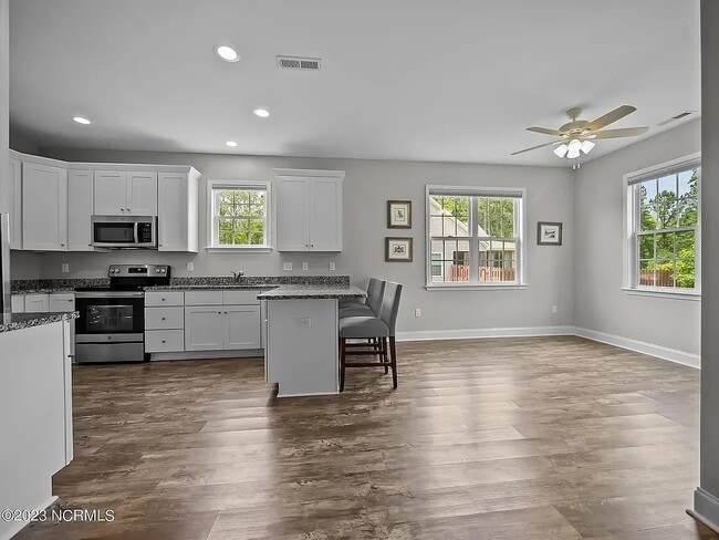 Building Photo - 102 Captains Pointe