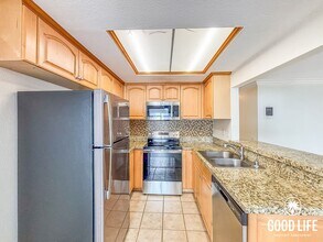Building Photo - SD: Bright 2BD/2BA Condo in Golden Hill with In-Unit Laundry & Tandem Parking