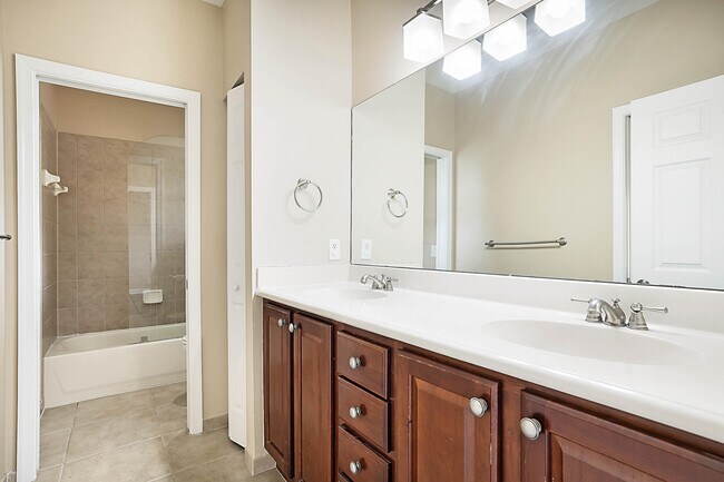 Building Photo - 748 Cresta Cir