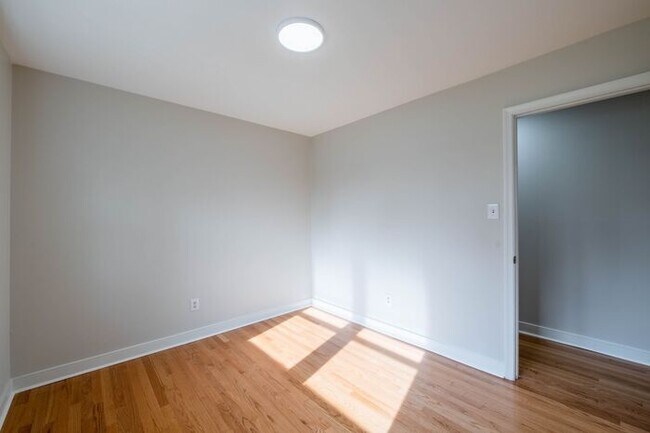 Building Photo - Newly remodeled 3/2.5