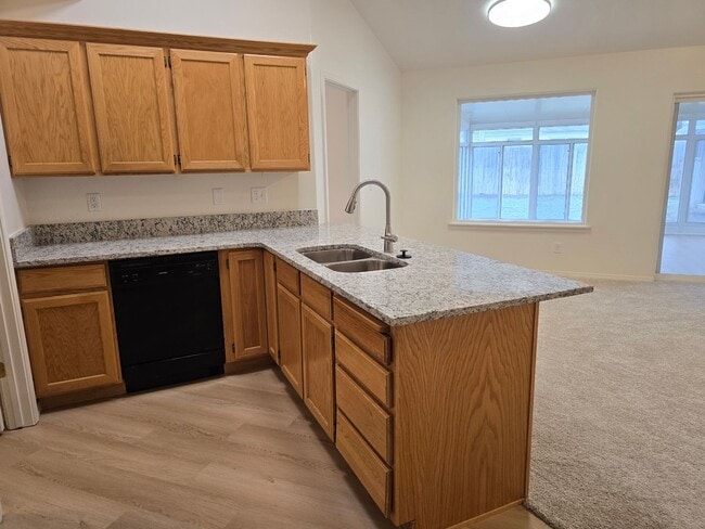 Building Photo - Freshly Updated 3 Bed | 2 Bath Home with Sunroom & Fenced Yard – Twin Falls