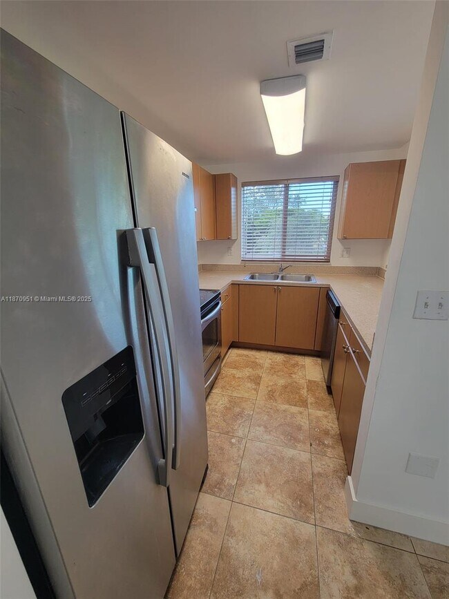 Building Photo - 357 N Royal Poinciana Blvd