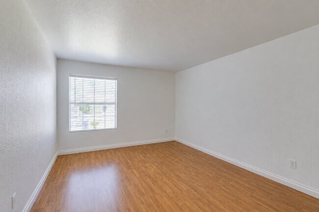 Building Photo - Beautiful 2-Bed, 2-Bath 2nd-Floor Condo Near The Lakes!