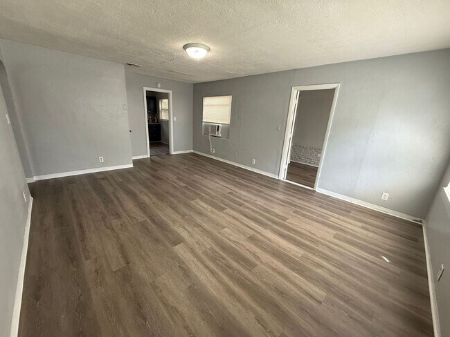Building Photo - Spacious 4BR/2BA in St. Pete!