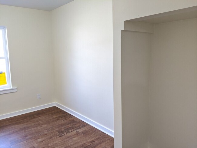 Building Photo - 487 W Grand Ave