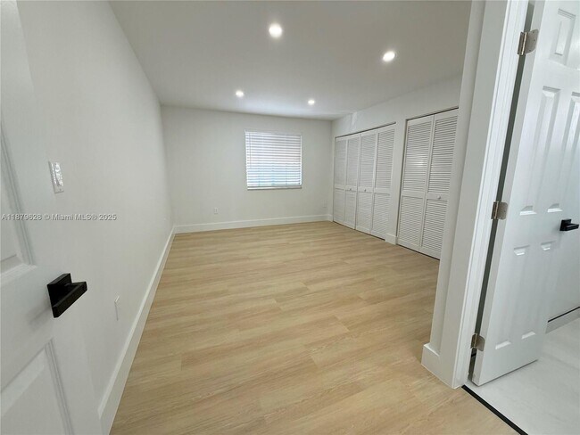 Building Photo - 3252 W 70th St